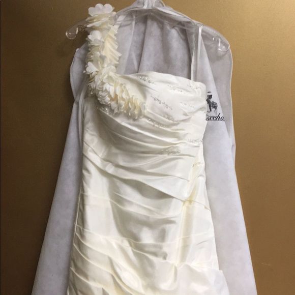 Like New Never Altered or Worn Wedding Dress - Picture 1 of 8